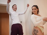 Niykee Cruz not far from shaved pussy enjoys space fully sucking a gumshoe